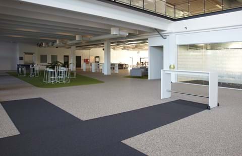 afpasset Fraster tæppe grøn på kontor